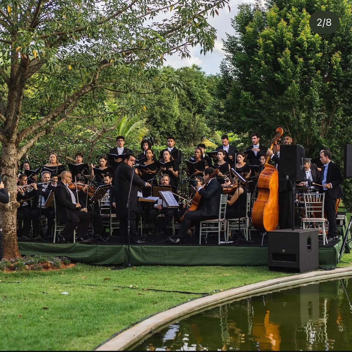 Orquestra e coral tocando ao ar livre em casamento